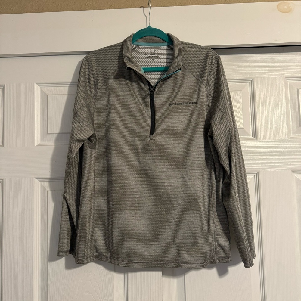 Excellent used condition men’s Vineyard Vines performance pullover